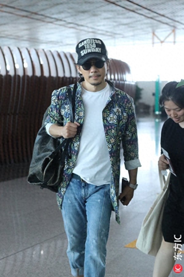 50岁赵立新花衬衫骚气十足，声音苏演技赞，墨镜遮面撞脸张嘉译