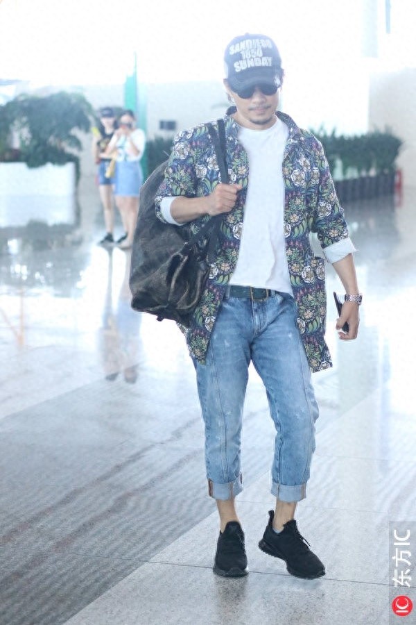 50岁赵立新花衬衫骚气十足，声音苏演技赞，墨镜遮面撞脸张嘉译