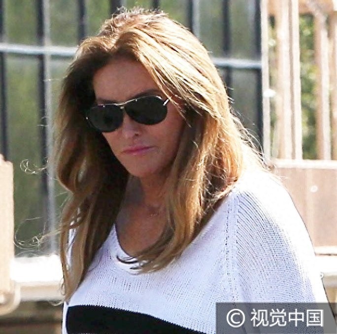 卡戴珊变性老爸凯特琳街头疾行 黑白条纹T恤胸部傲人发型蓬乱